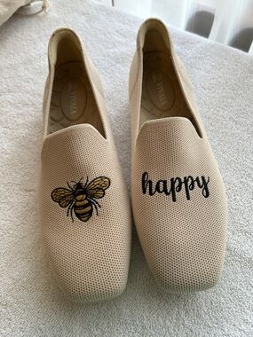 VIVAIA Women’s Beige 'Happy' Bee Embroidered Loafers